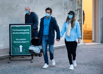 el principe carl philip y la princesa sofia salen del hospital con su recien nacido