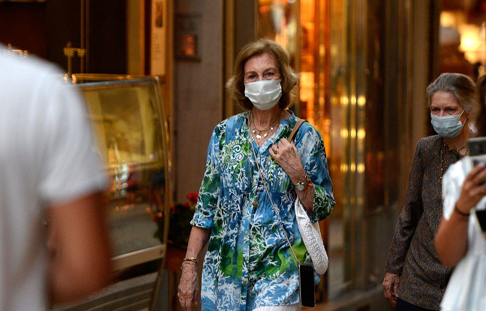 la reina sofía se refugia en sus amigos y su hermana irene en su verano más difícil