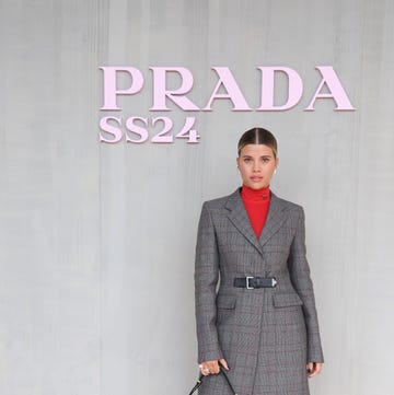 sofia richie grainge poseert bij de prada springsummer 2024 womenswear show