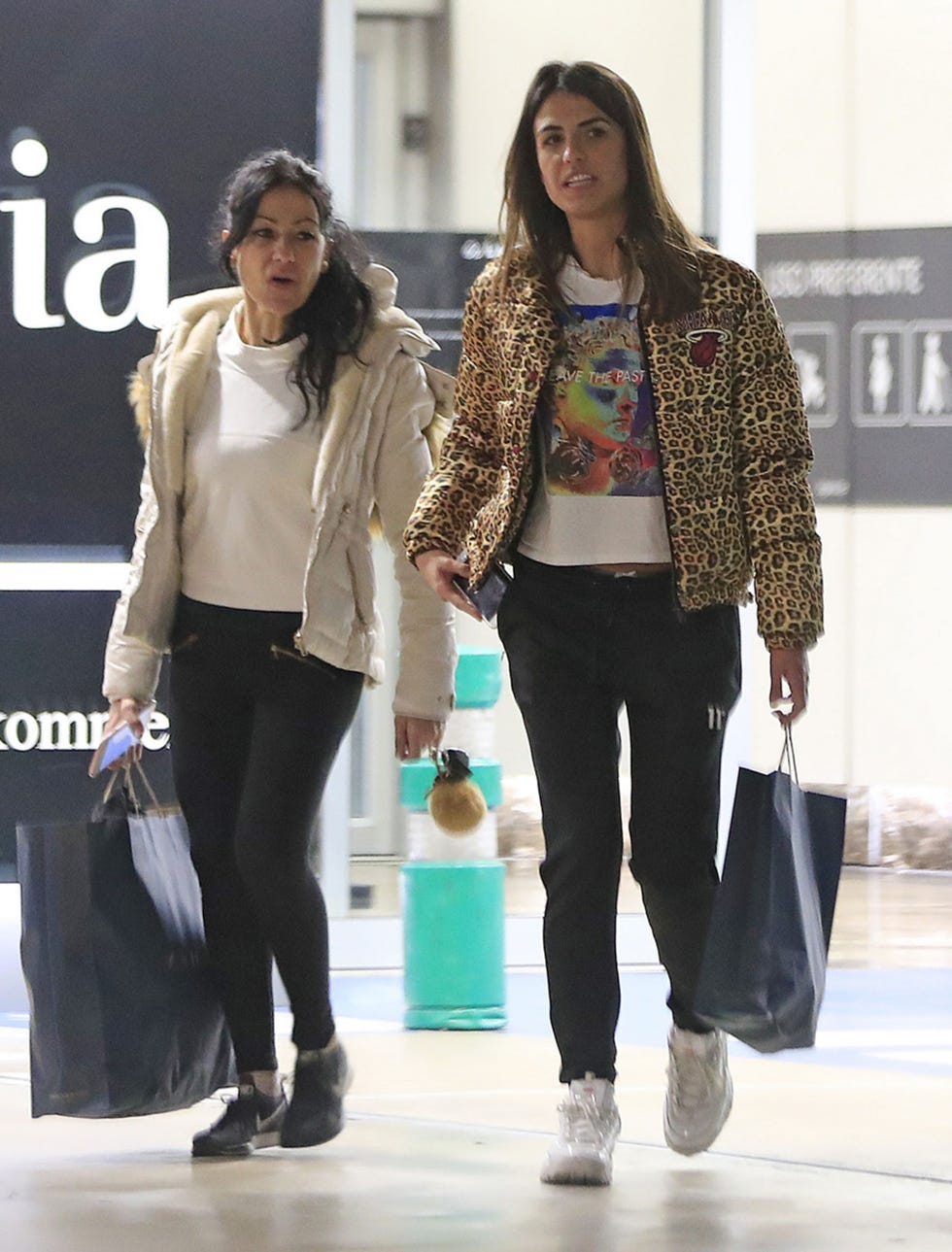 madre e hija de comprar en una imagen de archivo