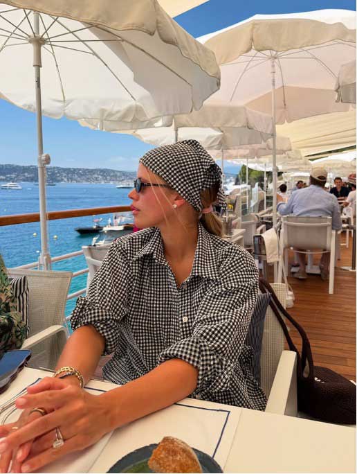 dining scene with a view of the sea