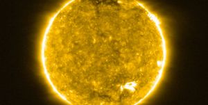 deze opname van de zon in extreem ultraviolet werd op 30 mei 2020 gemaakt door het ruimtevaartuig solar orbiter van de esa opnamen in deze golflengte werpen licht op de doorschijnende en ijle bovenste atmosfeer van de zon de corona die een temperatuur van meer dan 556000 graden celsius bereikt