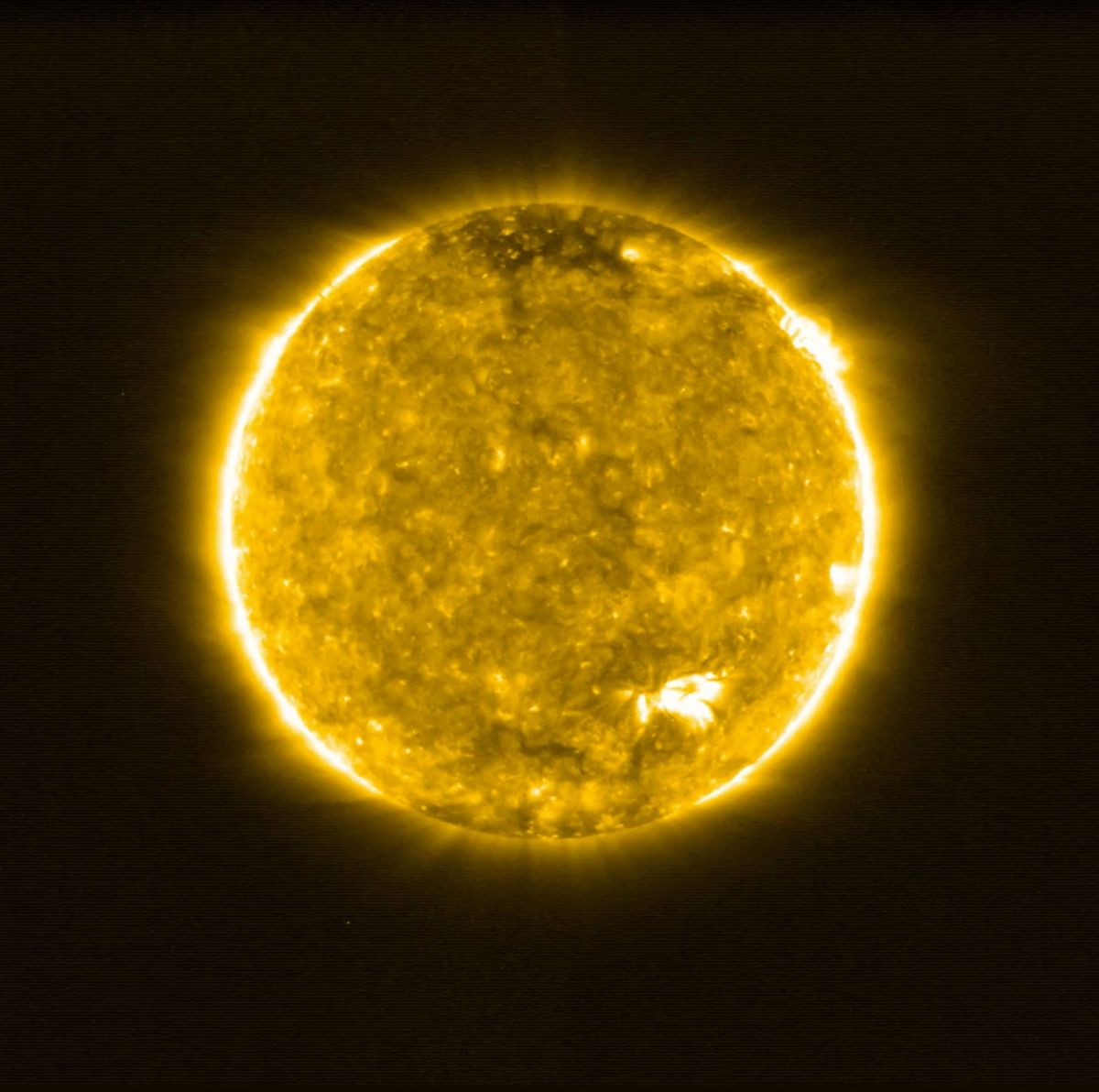 Deze opname van de zon in extreem ultraviolet werd op 30 mei 2020 gemaakt door het ruimtevaartuig Solar Orbiter van de ESA Opnamen in deze golflengte werpen licht op de doorschijnende en ijle bovenste atmosfeer van de zon de corona die een temperatuur van meer dan 556000 graden Celsius bereikt