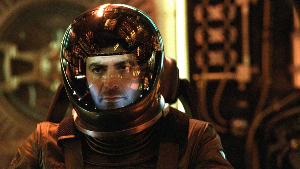 george clooney vestido de astronauta en la película solaris de 2002