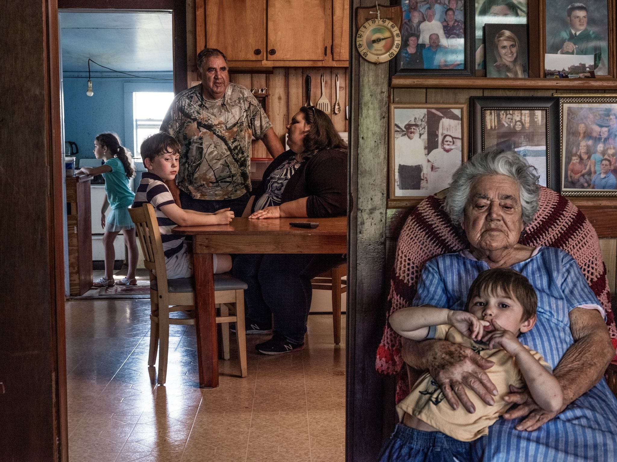 Chantel Comardelle en haar familie poseren in het huis van haar grootouders op Isle de Jean Charles in Louisiana Hun voorouders kwamen hier in de jaren 20 van de 19de eeuw aan maar nu slokt het stijgende water van de Golf van Mexico het eiland op Chantel de vrouw aan tafel helpt bewoners bij de verhuizing naar het vasteland Hun gevoelens zijn lastig uit te leggen zegt ze Zulk verdriet waarbij je je land kwijtraakt en de dingen die erbij horen is onvergelijkbaar