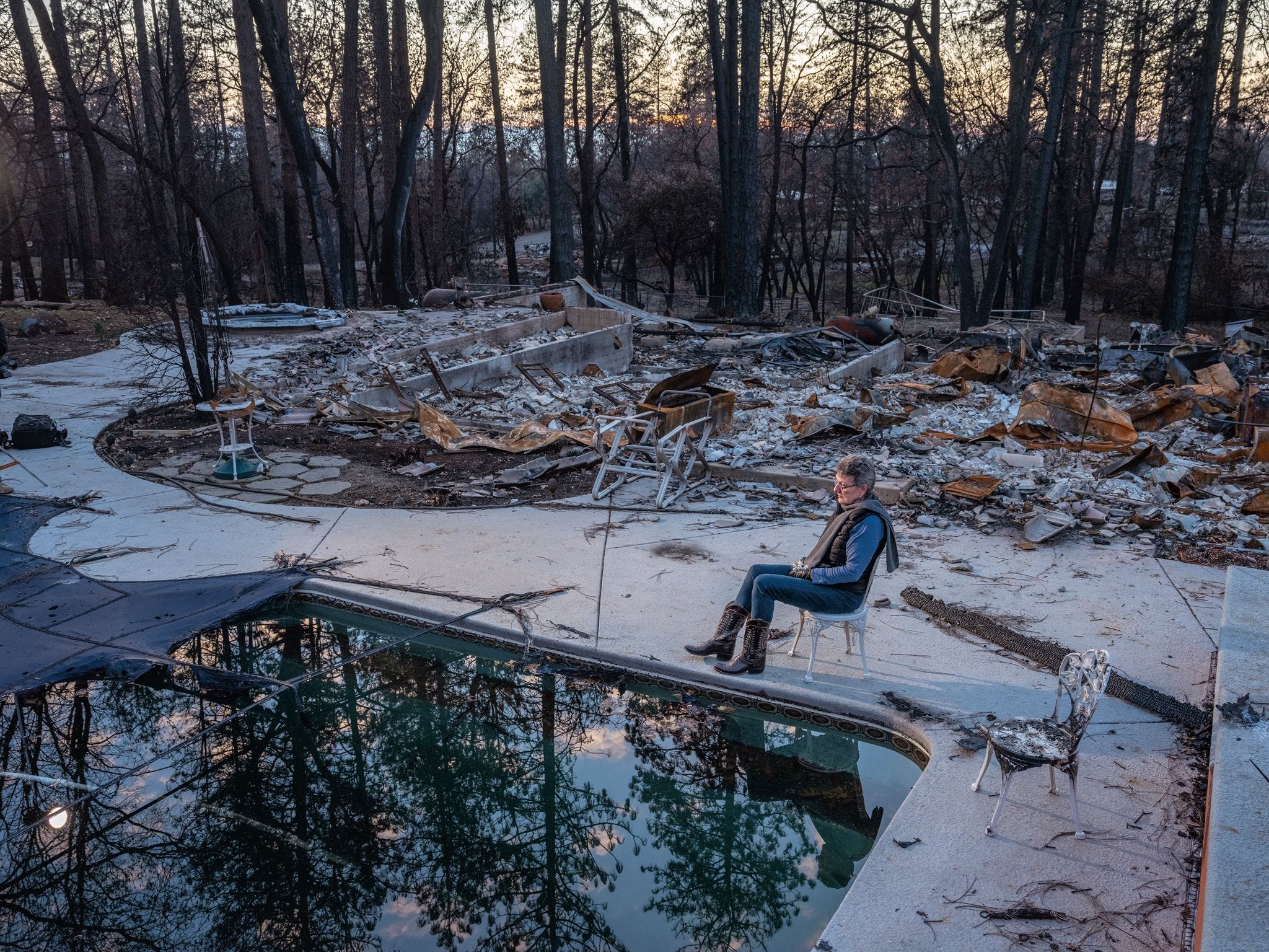 Gwen Nordgren naast de verkoolde ruines van haar voormalige huis in Paradise Californie Twee maanden na de brand vergezelde fotograaf Pete Muller haar bij haar terugkeer om afscheid te nemen van haar perfectepensionado huis vol herinneringen aan de vijftien jaar die ze er woonde Het zwembad heeft een speciale plek in haar hart Ik ging vaak s ochtends alleen zwemmen zegt ze Ik trok mijn badpak aan en stapte in dit heerlijke zwembad Ik keek omhoog naar de prachtig blauwe Californische hemel en voelde me als een koningin