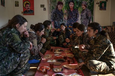 Een soldatenontbijt nabij de Turkse grens olijven kaas yoghurt en brood Op de grote foto aan de muur staan drie gesneuvelde medestrijders
