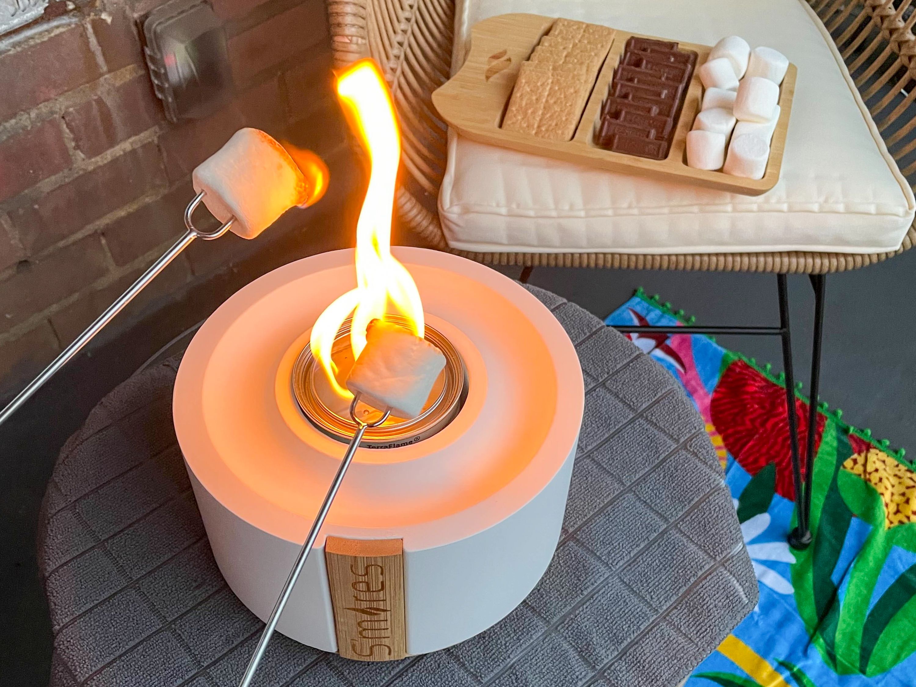 https://hips.hearstapps.com/hmg-prod/images/solo-stove-smores-kit-008-653027438c1c7.jpg