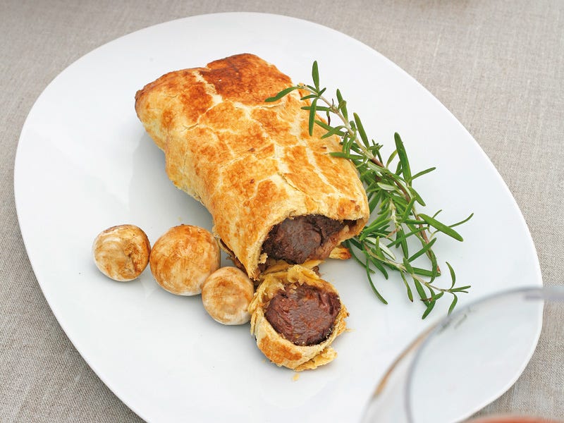 solomillo wellington y guarnición de champiñones