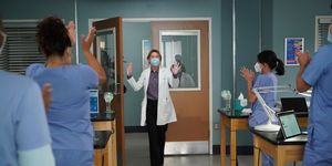 ellen pompeo fotografata mentre entra in una stanza tra gli applausi degli infermieri in una scena della stagione 17 di grey's anatomy