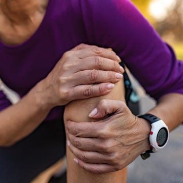 vrouw grijpt na het hardlopen naar haar knie springersknie jumpers knee