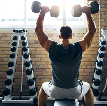 los 10 mejores ejercicios para tu entrenamiento de hombros y deltoides