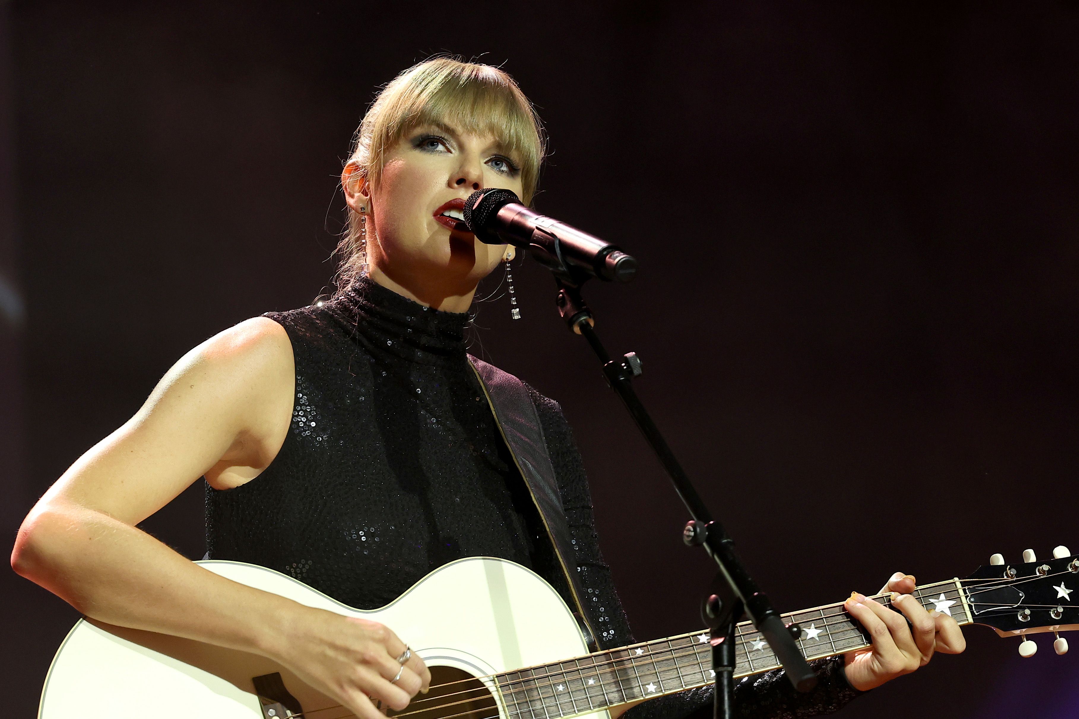 Taylor Swift Wins Grammy For 'All Too Well' Music Video, Wows In Midnight  Blue On Red Carpet