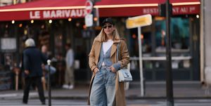 persoon op straat gefotografeerd tijdens paris fashion week womenswear springsummer 2024 dag drie