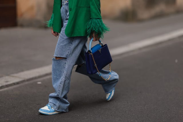 Donna Con Pantaloni Di Denim Strappati Louis Vuitton Bag E Scarpe Da  Ginnastica Prima Della Sfilata Di Moda Milano Immagine Editoriale -  Immagine di strappato, arancione: 194262955