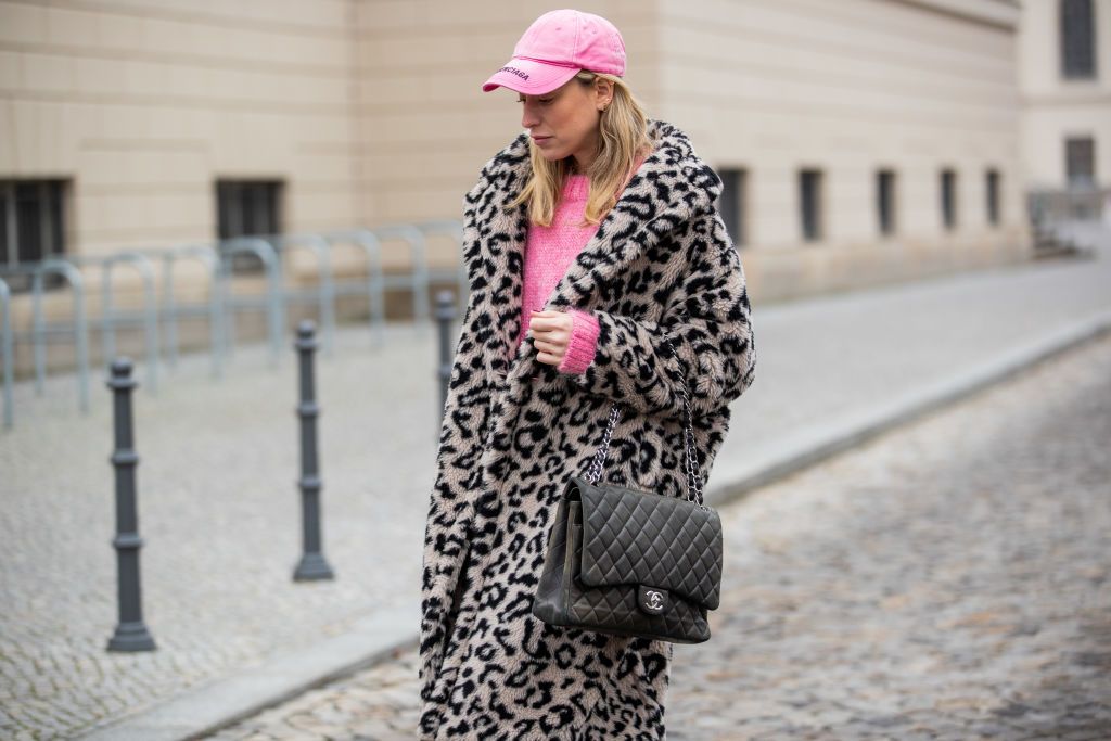 Una mujer con un vestido estampado de leopardo y un abrigo que dice leopardo.