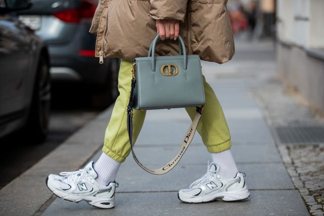 Zapatillas blancas que combinan con cualquier outfit de primavera