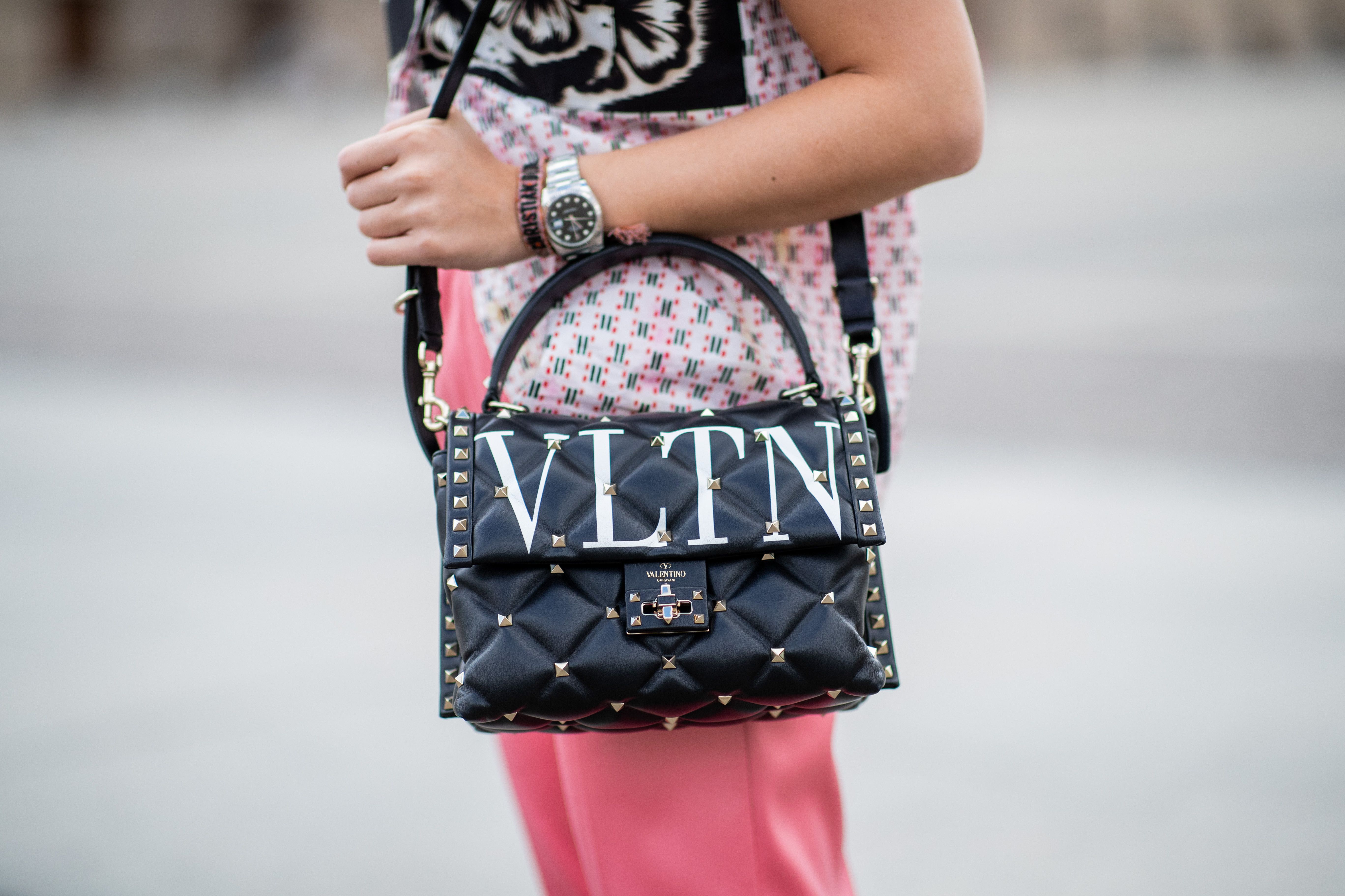 Ese bolso de Valentino rebajado a 100 euros no es del Valentino que tú  crees, S Moda: Revista de moda, belleza, tendencias y famosos