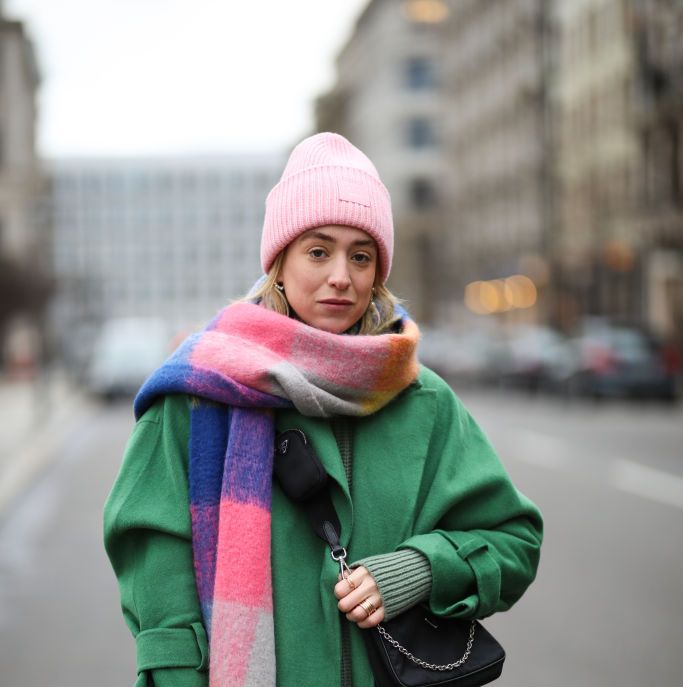 where is her scarf/blanket from? cant find the exact one online