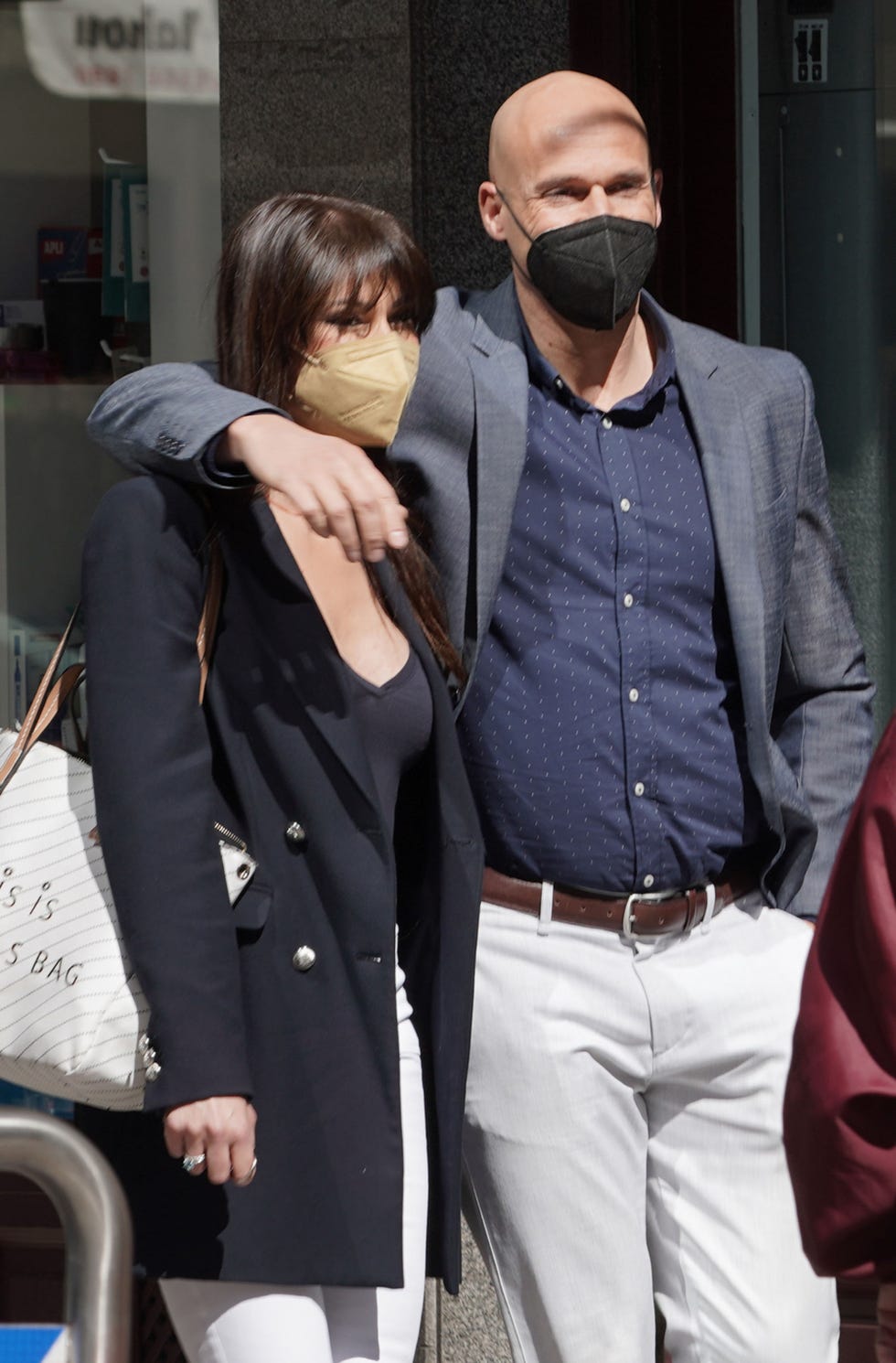 la presentadora con su novio sergio, inspector de policía