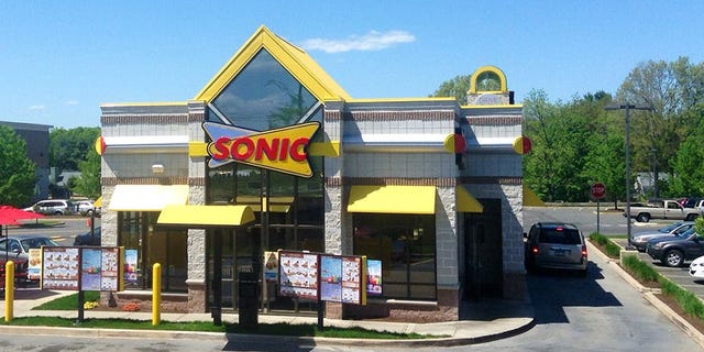 Building, Property, Architecture, Residential area, Real estate, House, Fast food restaurant, Home, Facade, Restaurant, 
