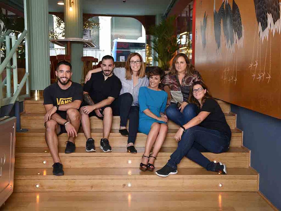 Sonsoles Ónega, con equipo de producción 'Diez Minutos'