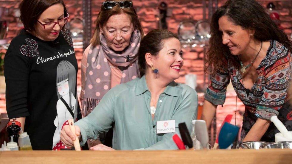 Sonsoles cocina con sus compañeros en Masterchef 8