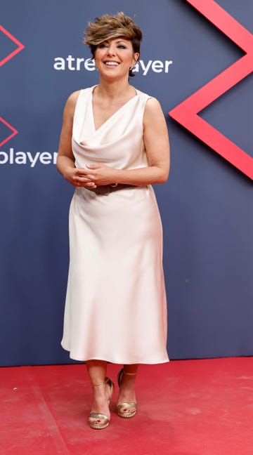 la presentadora de y ahora sonsoles con un vestido sin mangas color crema