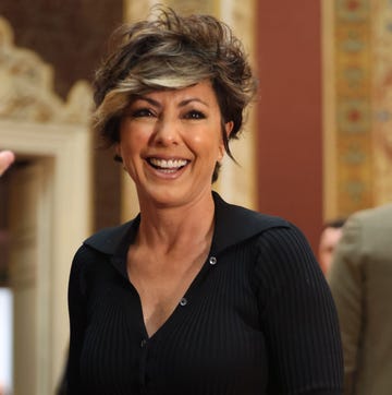 Sonsoles Onega la presentadora sonrie en la ceremonia de investidura como academico de honor de la academia europea
