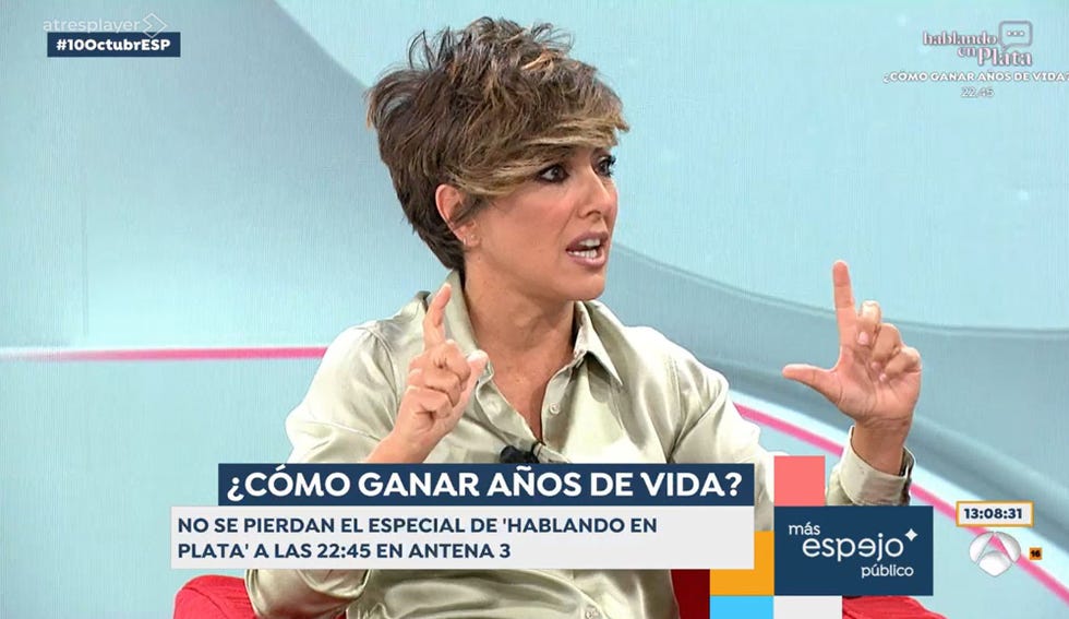 la presentadora en el plato de antena 3 para presentar el especial 'hablando en plata'