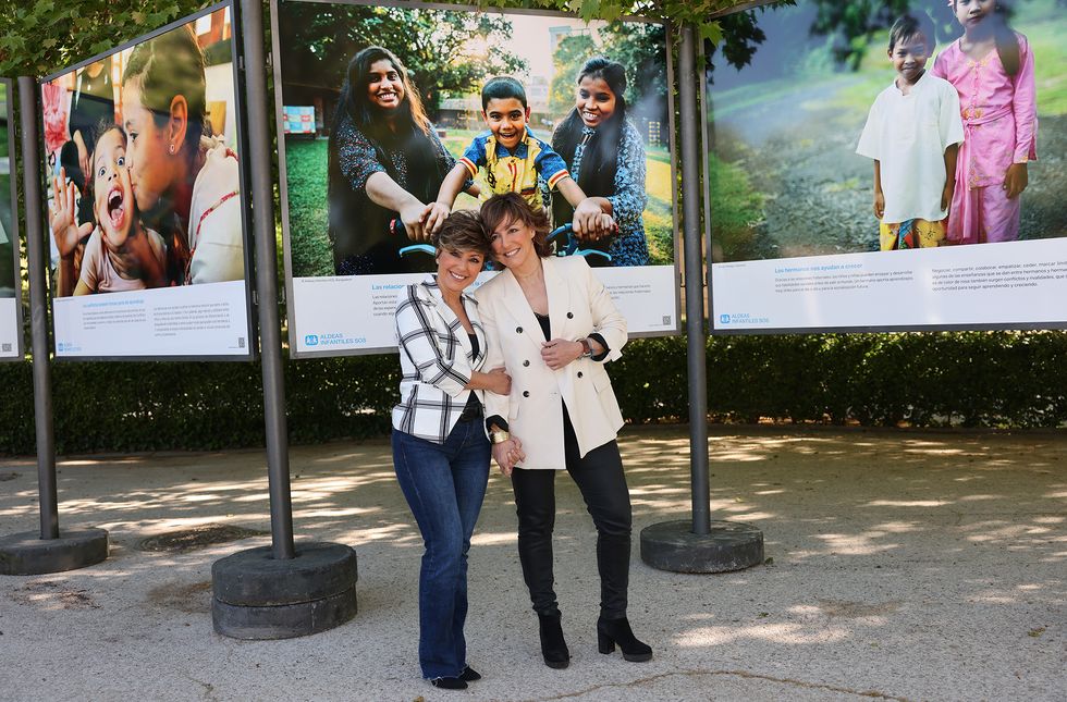 sonsoles onega y su hermana cristina amadrinan la presentacion de una exposicion fotografica en el parque de el retiro junto a la ong aldeas infantiles