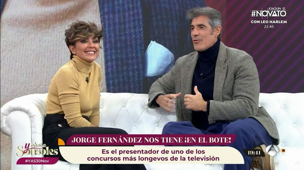 los presentadores charlan en el plato de antena 3