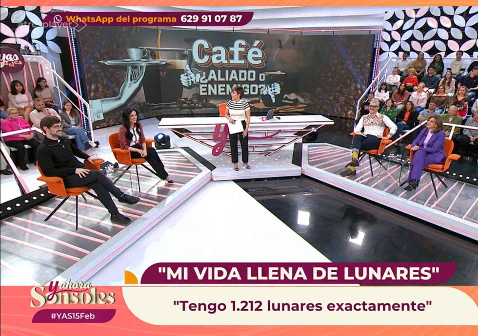 la presentadora de antena 3 en el plato de antena 3