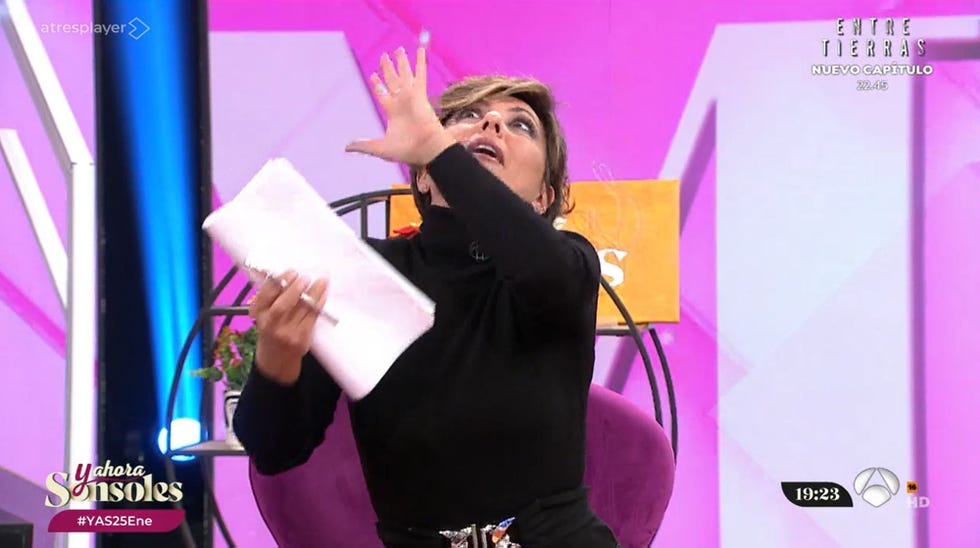 la presentadora hace un gesto en el plato del programa de antena 3
