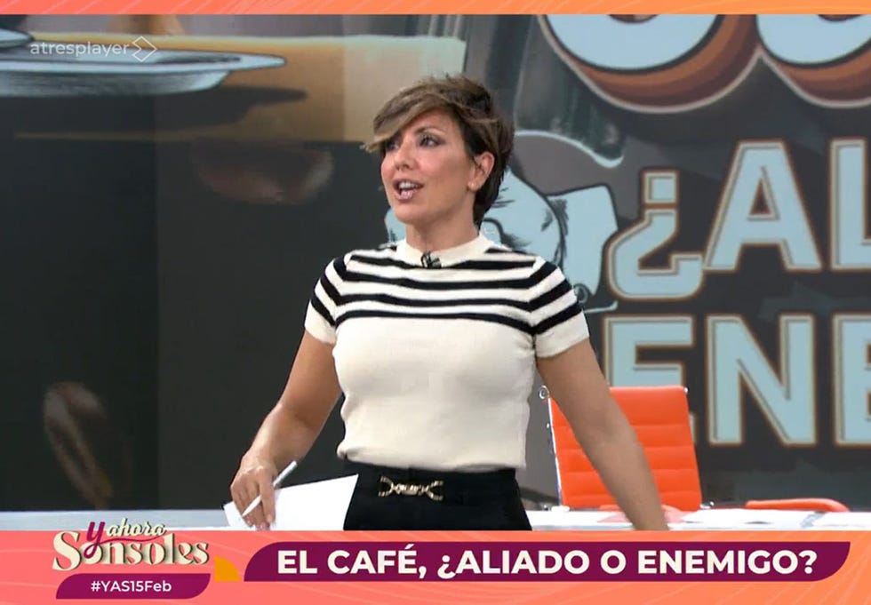 la presentadora con jersey de rayas blancas y negras