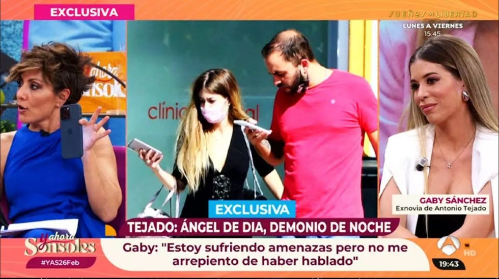 sonsoles onega muestra su telefono movil tras recibir en directo un video intimo de antonio tejado en y ahora sonsoles
