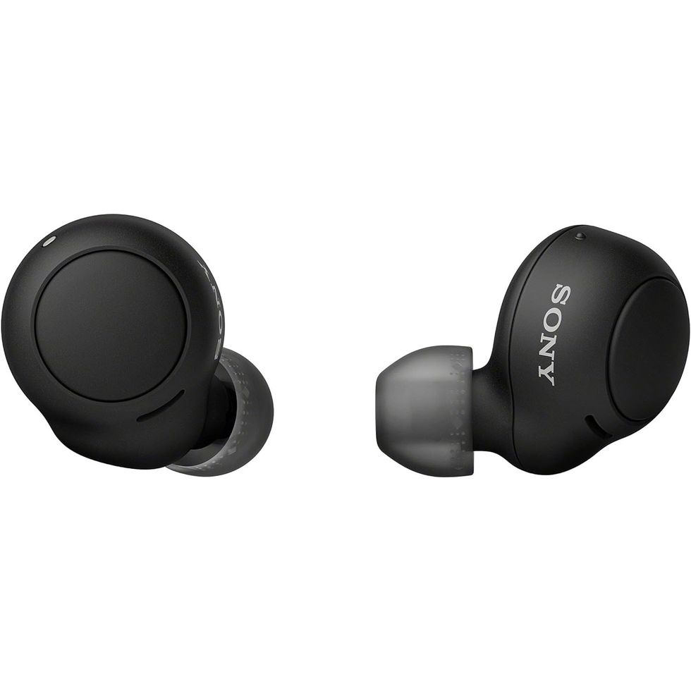 Auriculares inalámbricos verdaderos Sony en negro sobre un fondo liso
