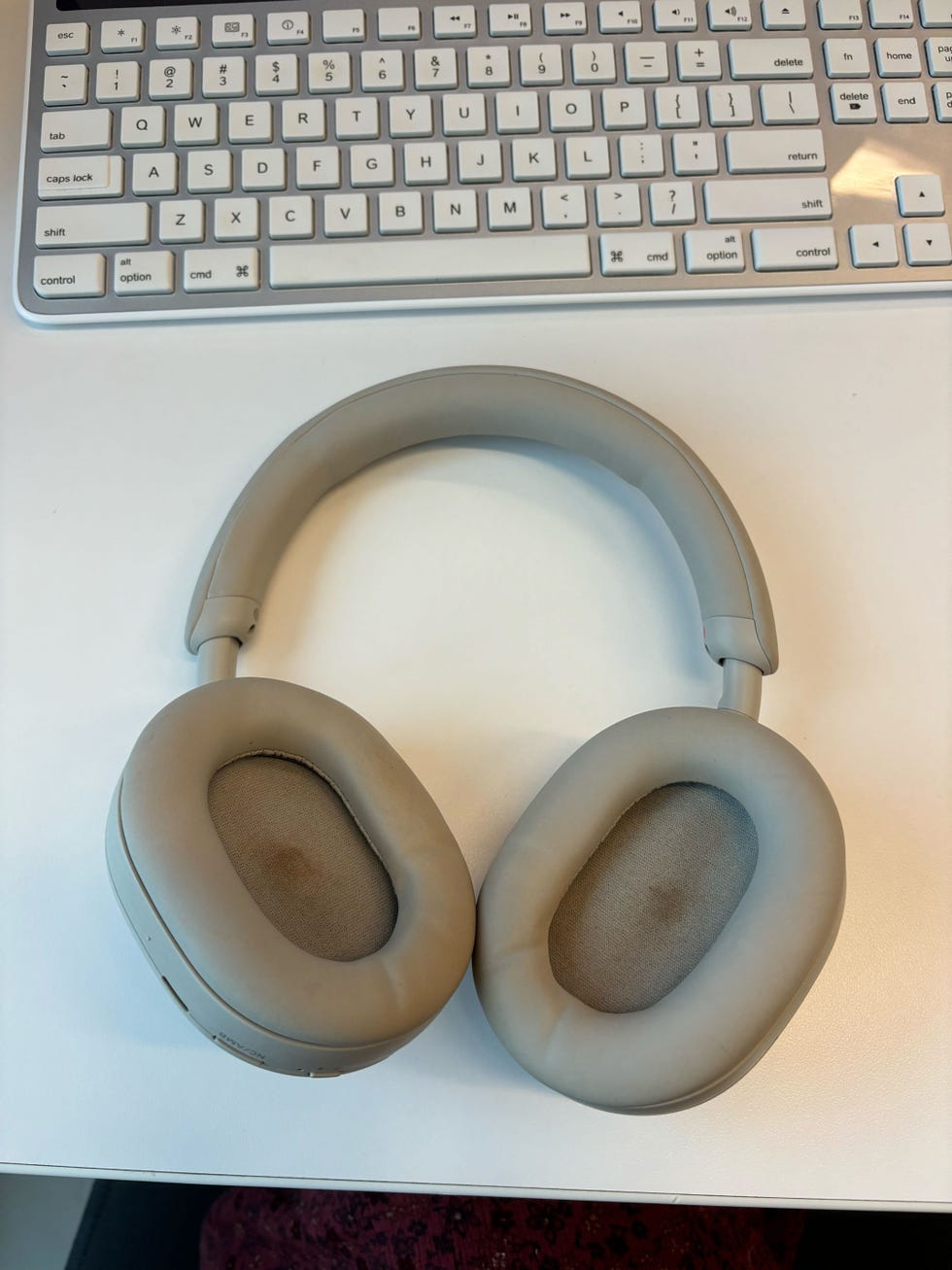 stained sony xm5 headphones