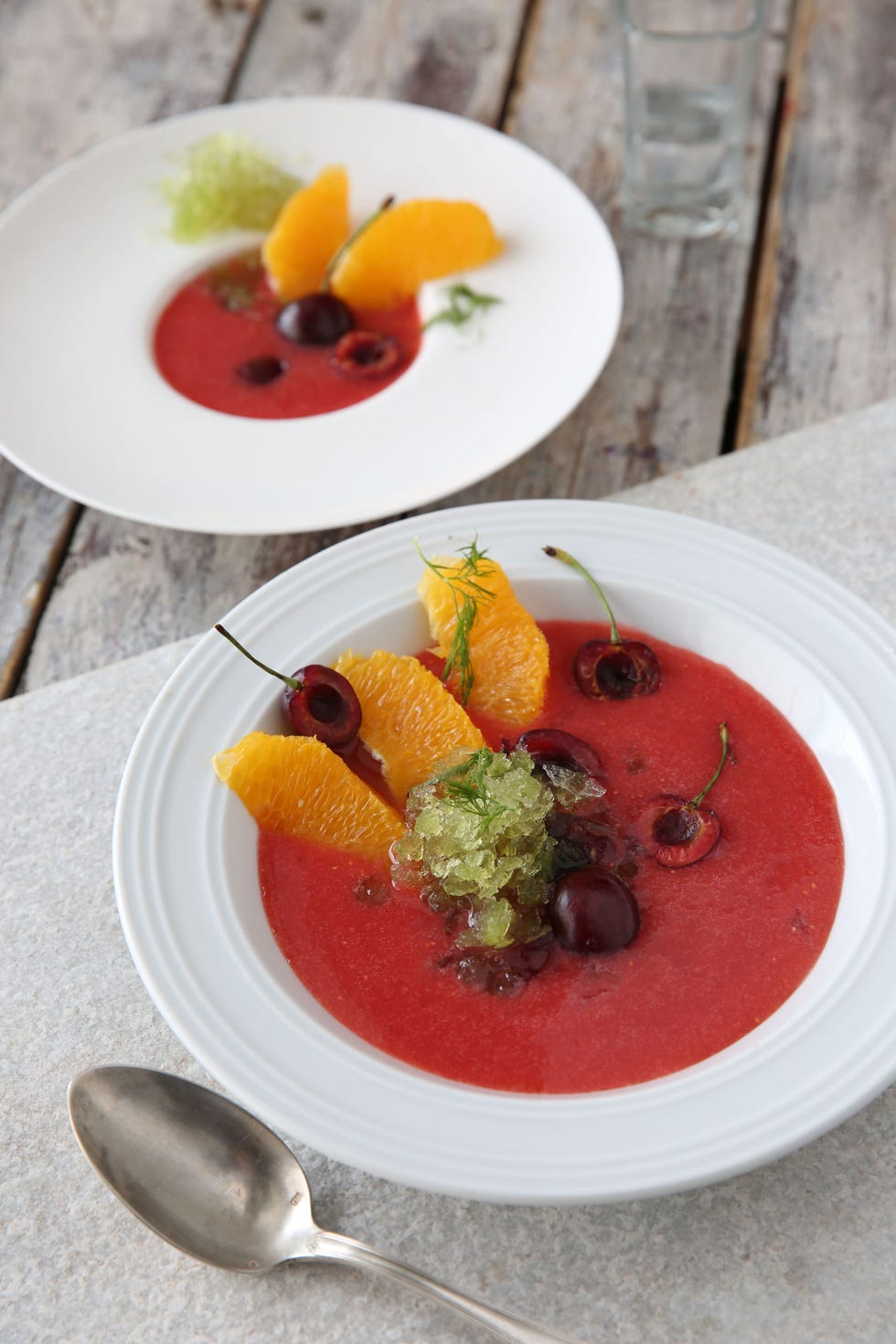 sopa de fresas con frutas y escarcha de hierbabuena