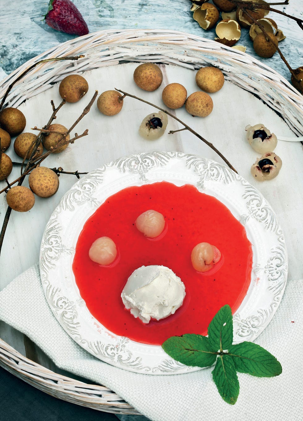 sopa de fresas con helado de queso y lichis