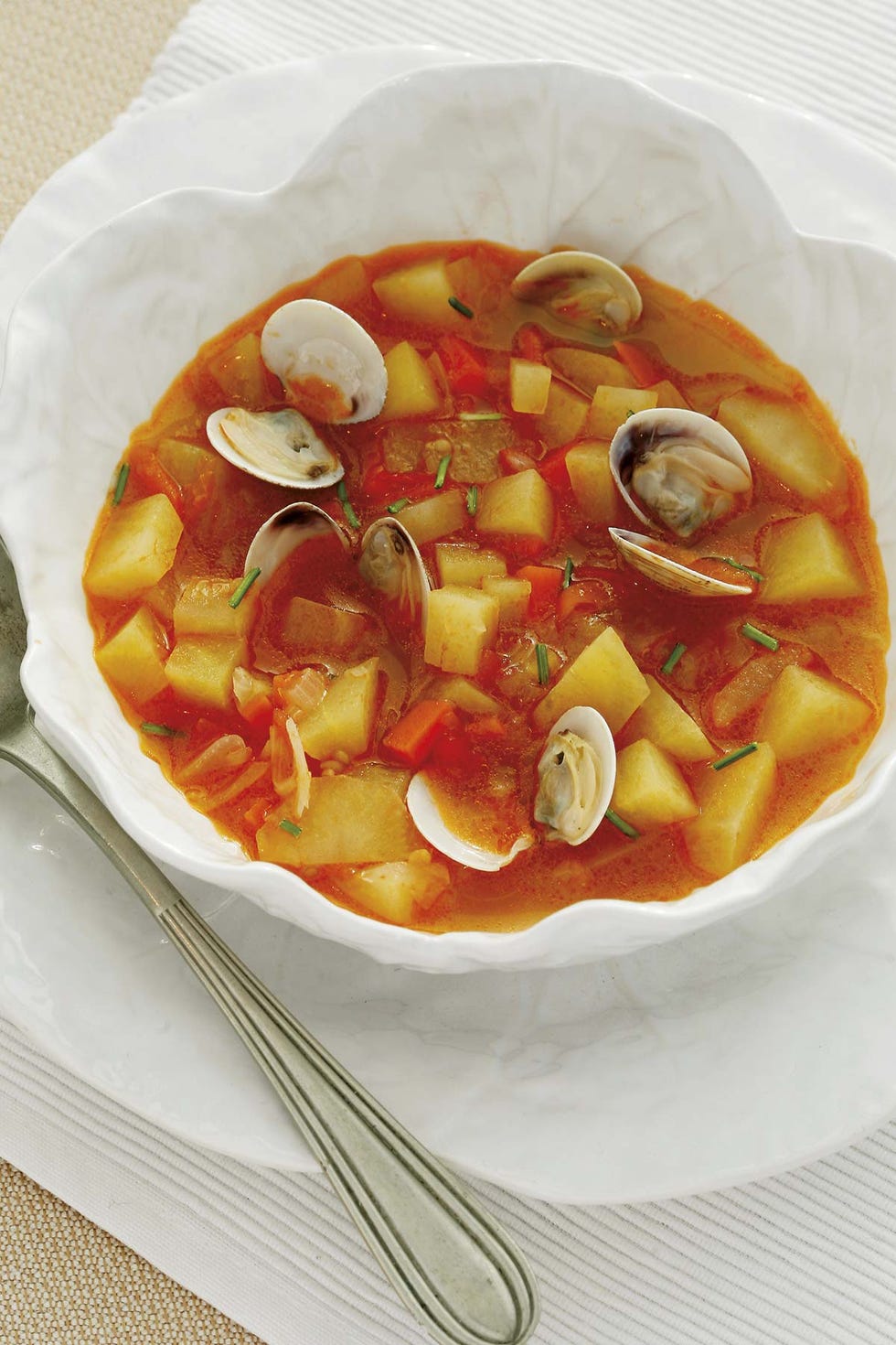 sopa de patatas y almejas