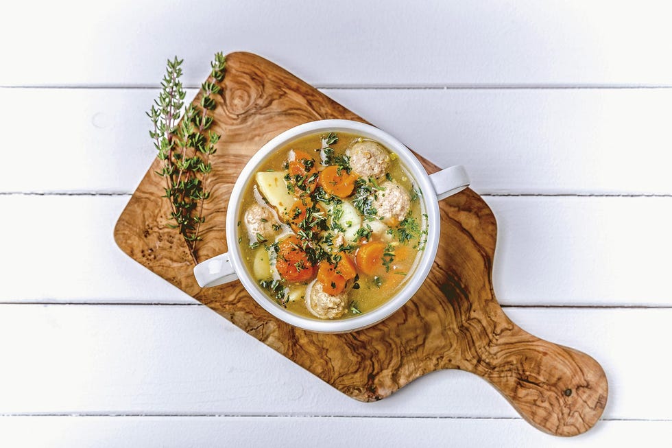 sopa de verduras y albóndigas