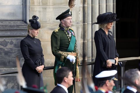 procession of her majesty the queen elizabeth ii's coffin to st giles cathedral