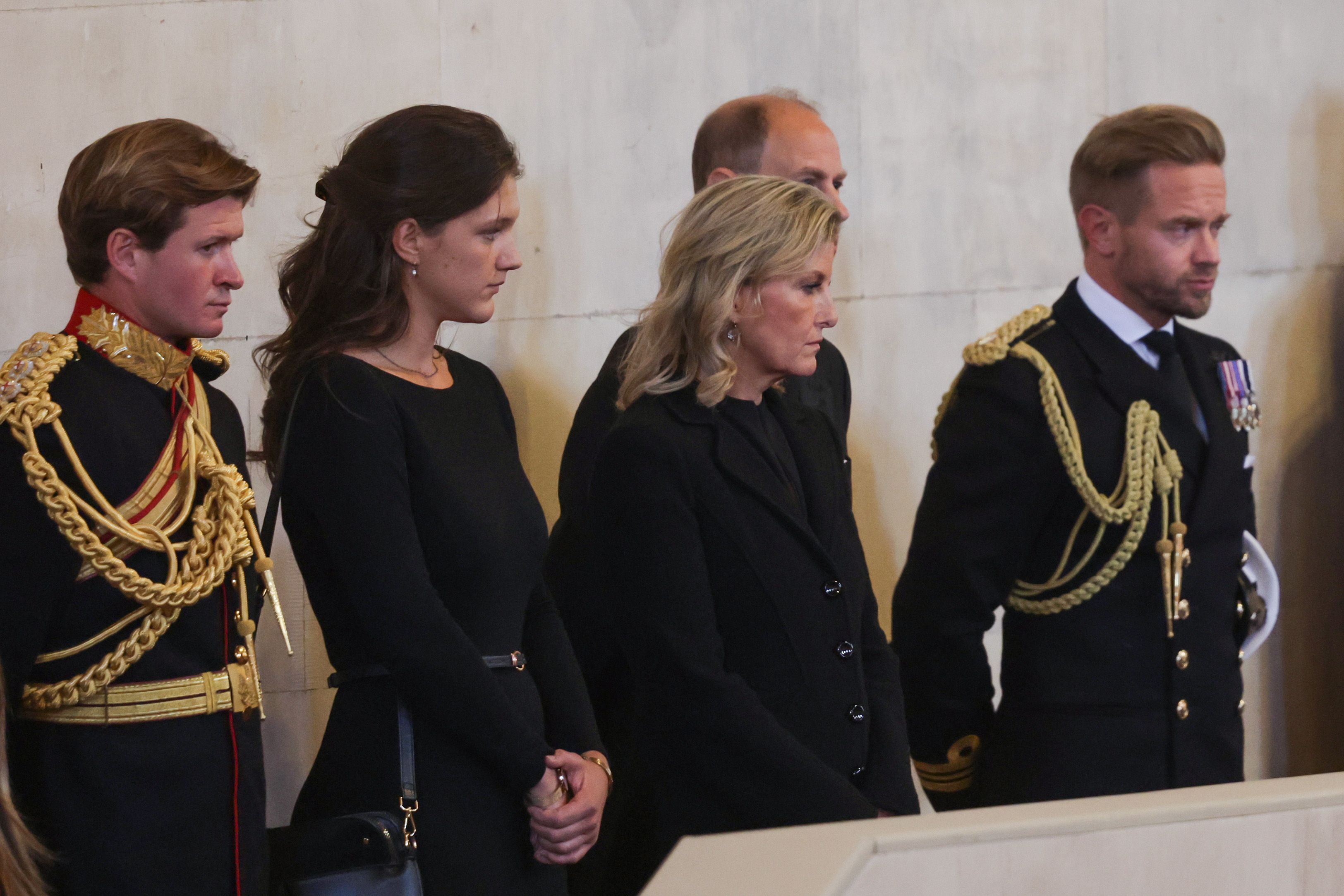 ウィリアム皇太子＆ヘンリー王子ら、エリザベス女王の8人の孫たちが国葬前日に「最後の付き添い」｜ハーパーズ バザー（Harper's BAZAAR）公式