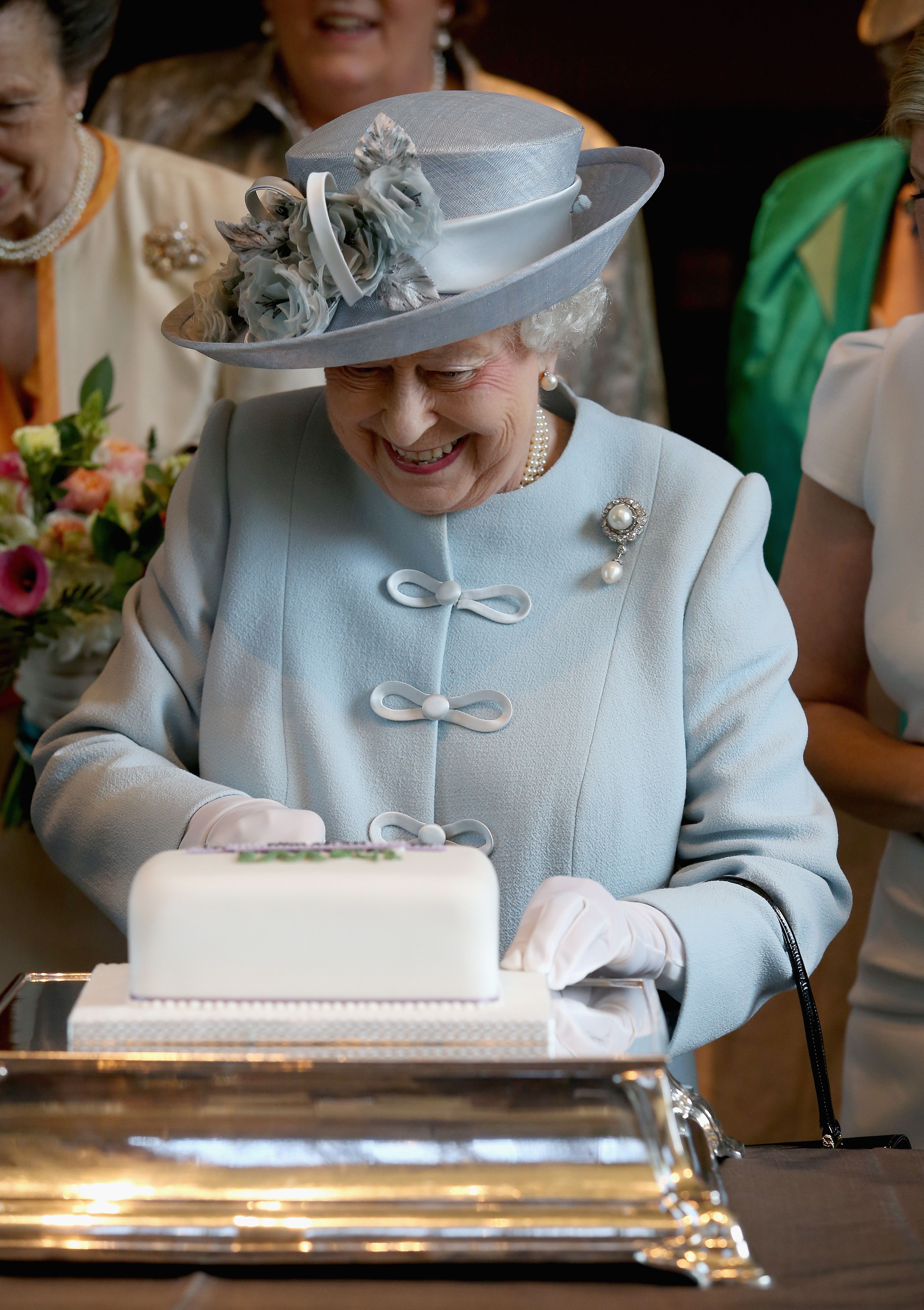 エリザベス女王の在位70周年を記念して、料理本が発売に