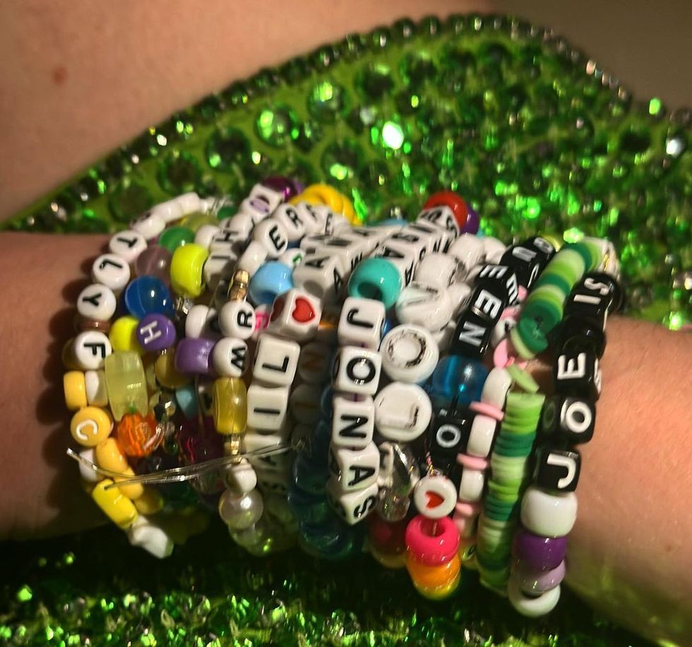 sophie turner's taylor swift friendship bracelets from the jonas brothers concert
