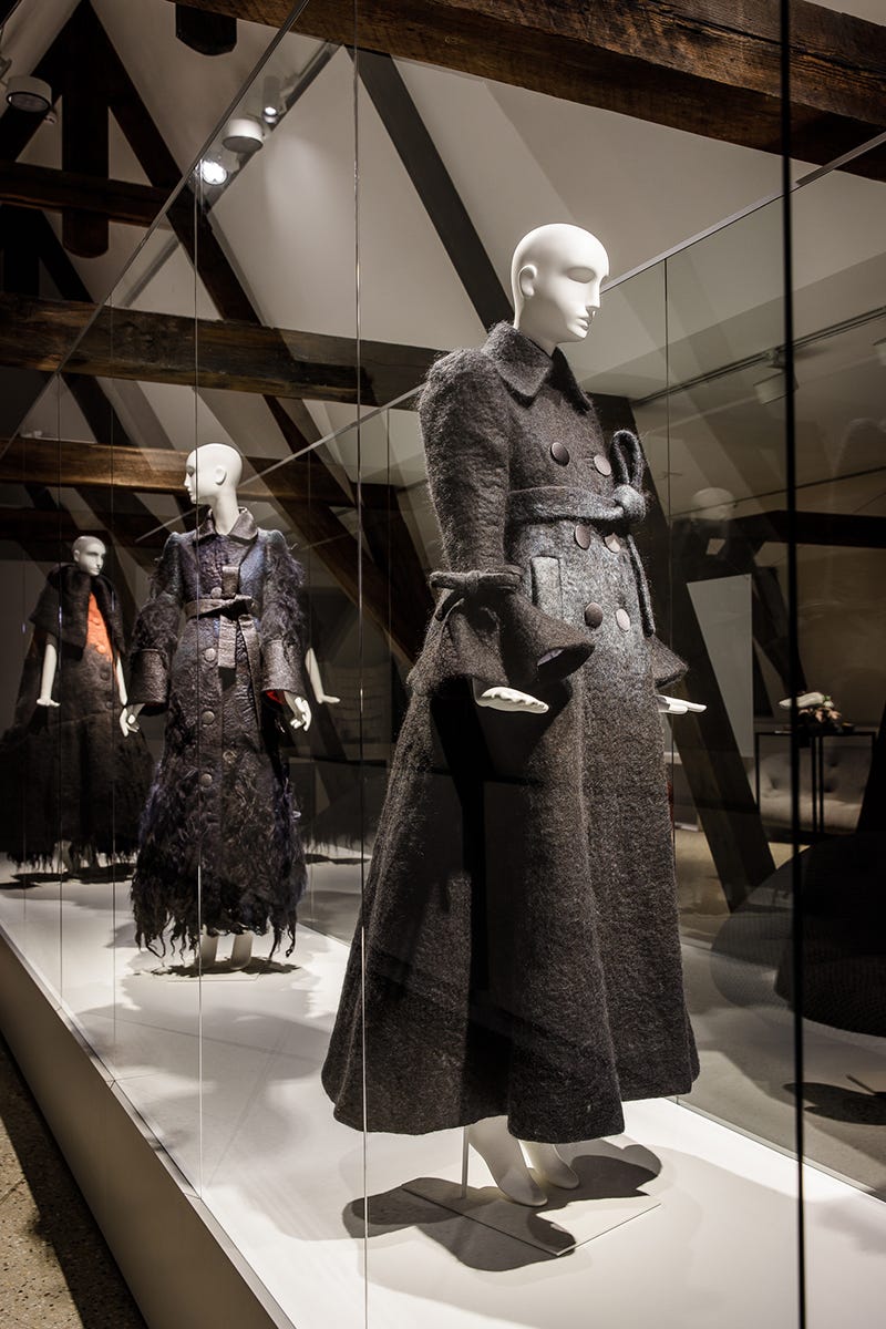 maniquis con trajes de negro de la colección de lana de claudy jongstra