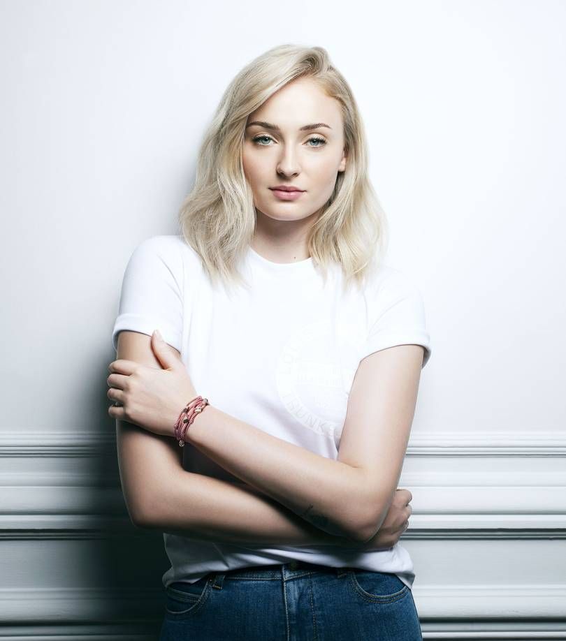 Sophie Turner ontwerpt Louis Vuitton armband voor het goede doel