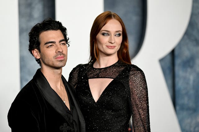 Joe Jonas and Sophie Turner both not wearing wedding rings. : r