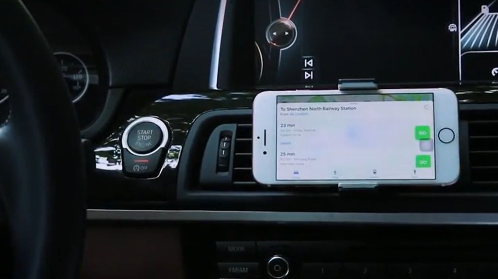 Estos son los únicos soportes para móviles que puedes llevar en el coche,  según la DGT
